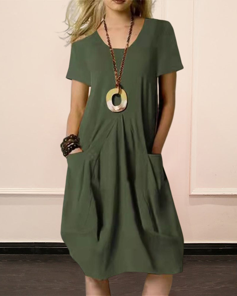 Enfärgad kortärmad klänning med rund hals