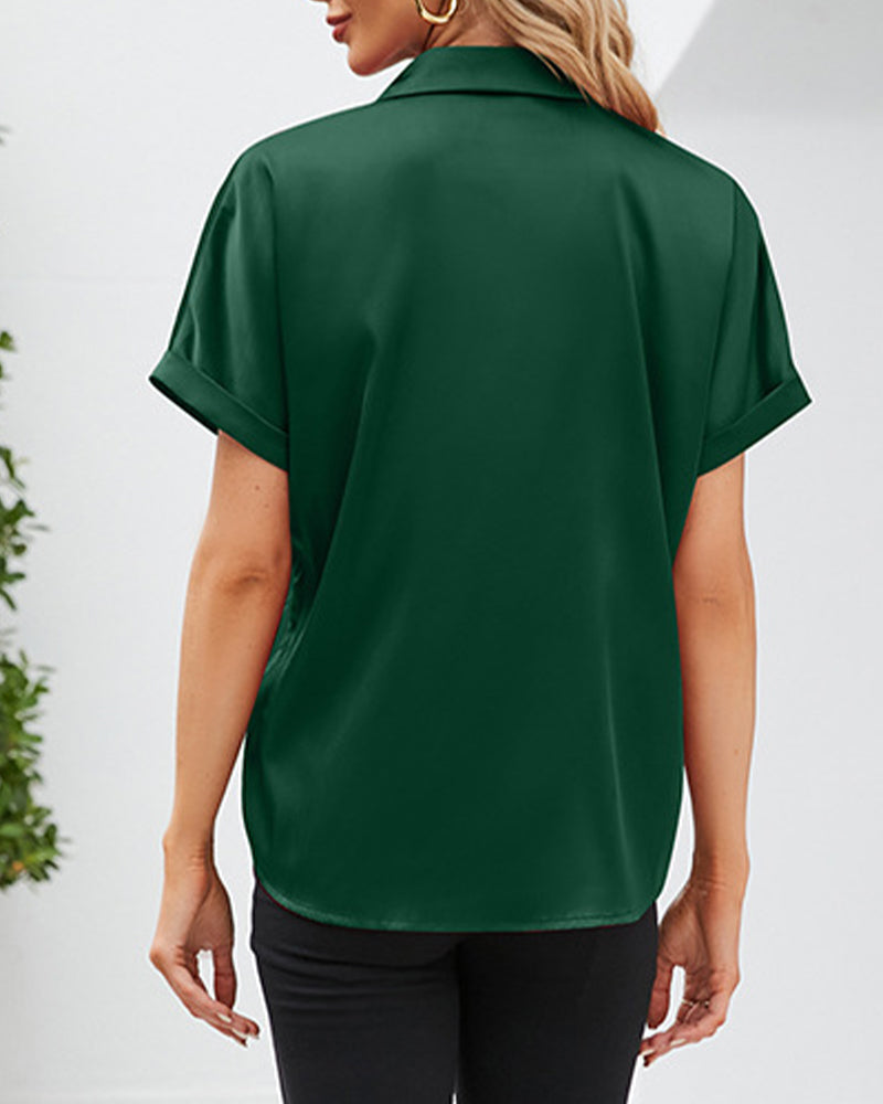 Kortärmad blus med knappsatäng