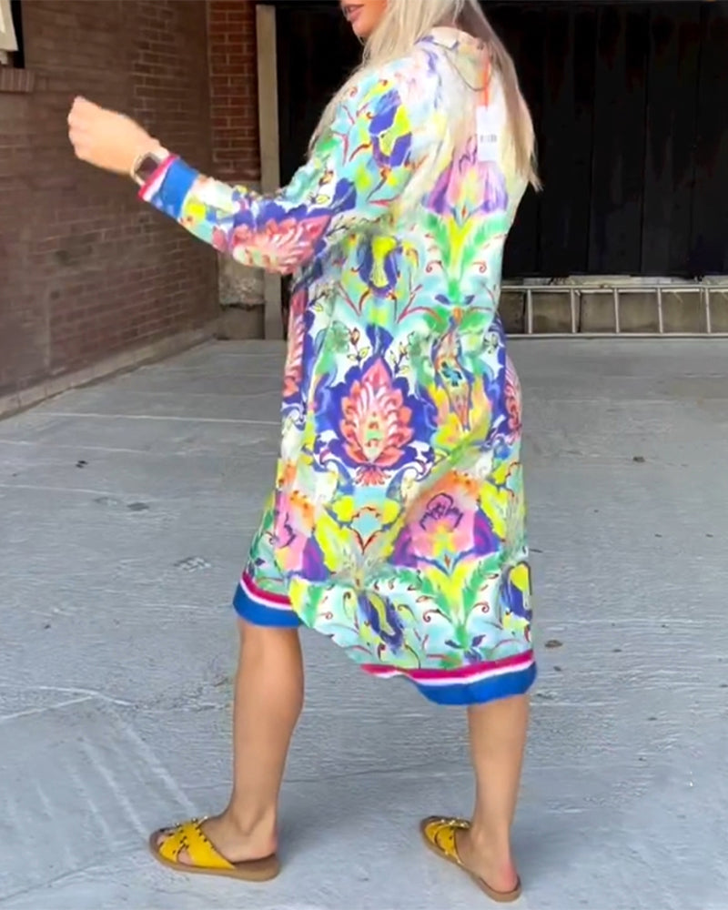 Lös Klänning med tryck och V-ringning