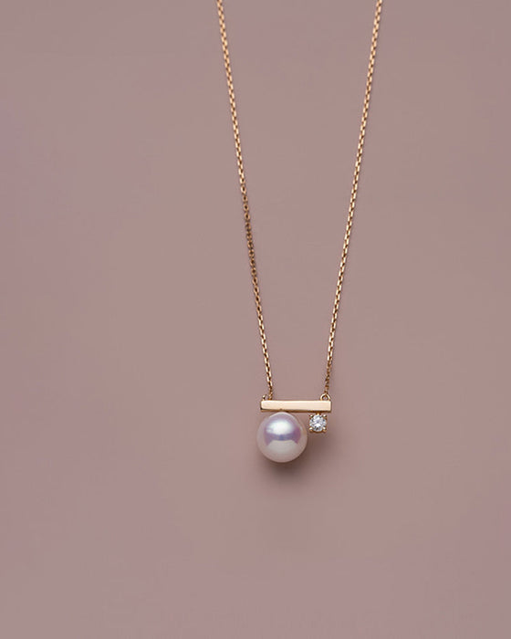 Enkla pärlörhängen och pärlhalsband