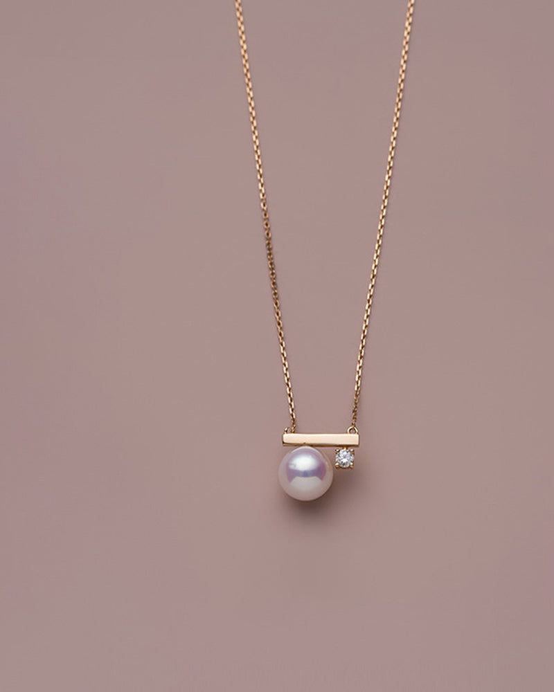 Enkla pärlörhängen och pärlhalsband