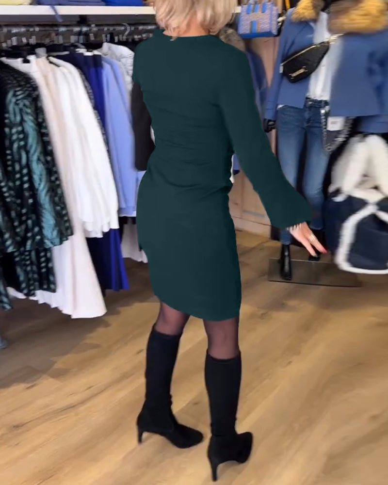 Klänning med V-hals och flarehylsa