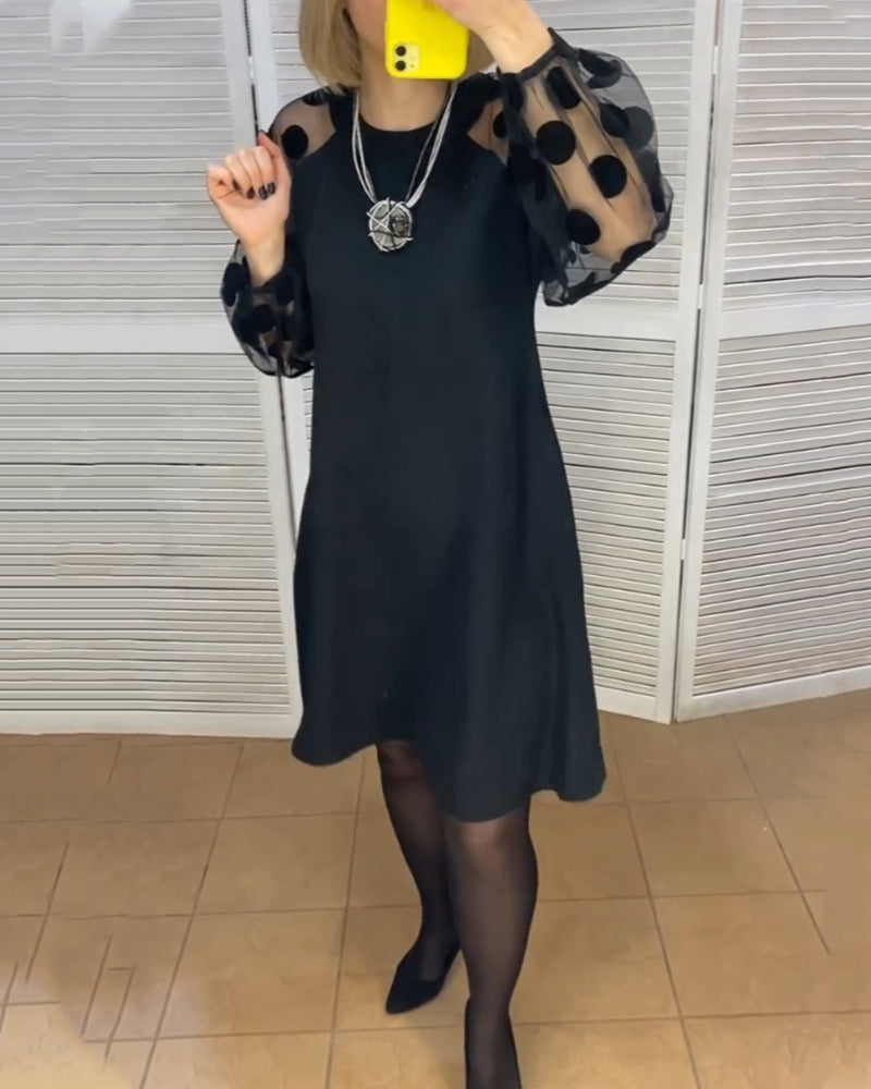 Klänning med elegant stil och prickmönster