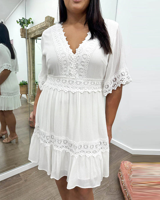 Klänning med V-ringning och spets