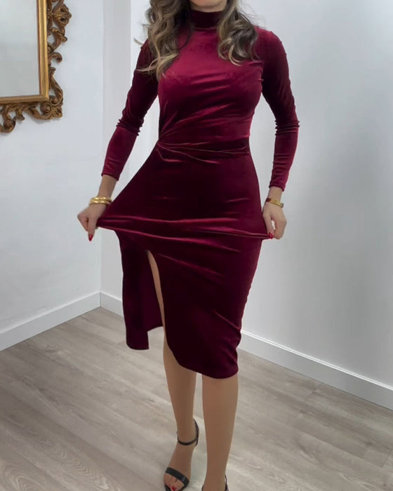 Elegant sammetsklänning med slits i sidan