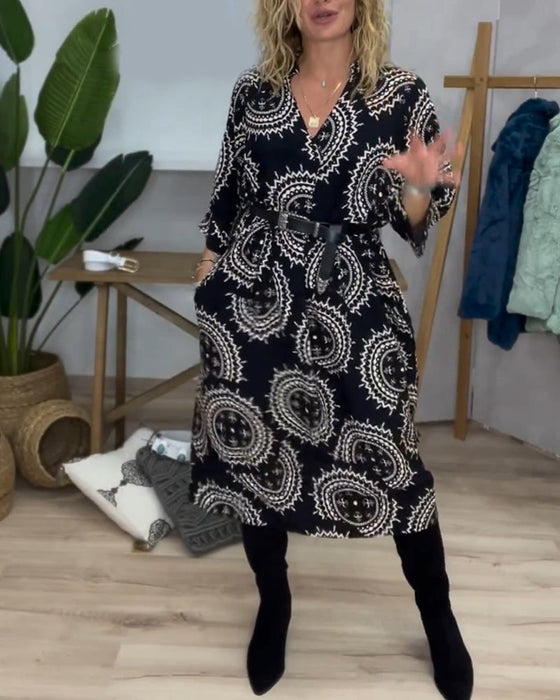 Klänning med V-ringning och långa ärmar