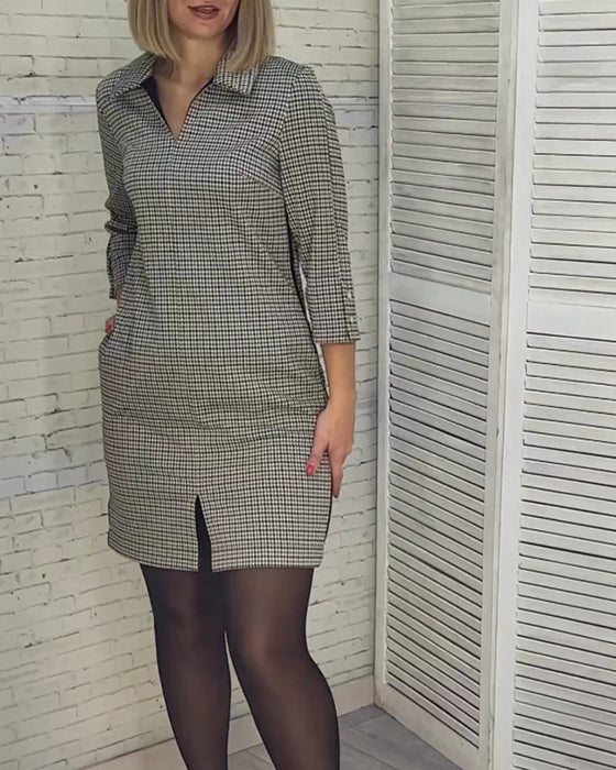 Klänning med V-ringning, långa ärmar och slits