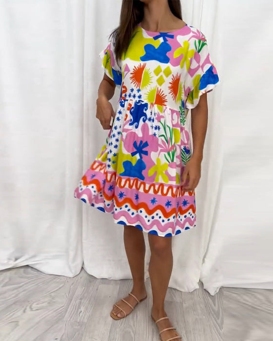 Kortärmad klänning med tryck och rund hals