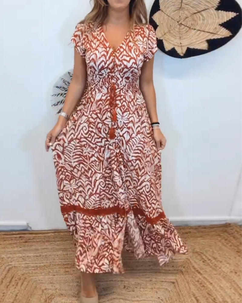 Kortärmad elegant klänning med V-ringad tryck