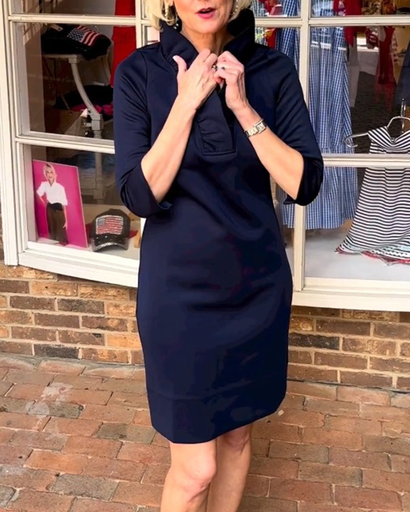 Enfärgad klänning med svampkrage