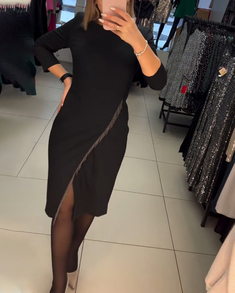 Klänning med rund hals och sned delning