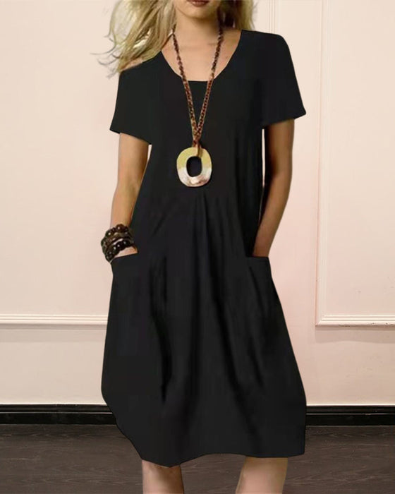 Enfärgad kortärmad klänning med rund hals