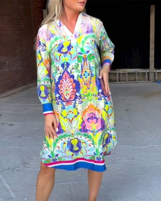 Lös Klänning med tryck och V-ringning