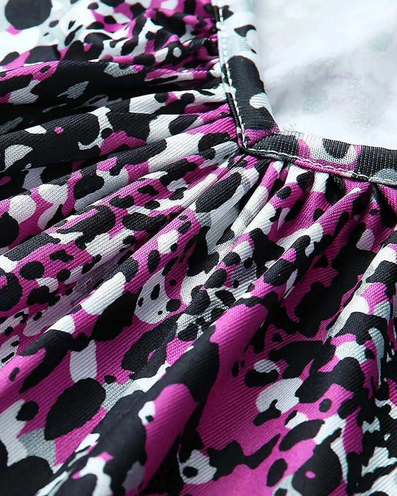 Rynkad v-ringad topp i leopardmönster och korta armar