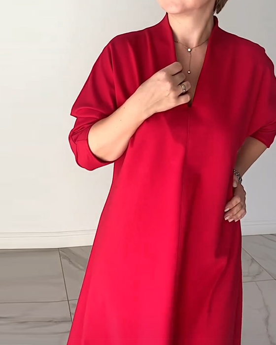 Enkel enfärgad v-ringad elegant klänning