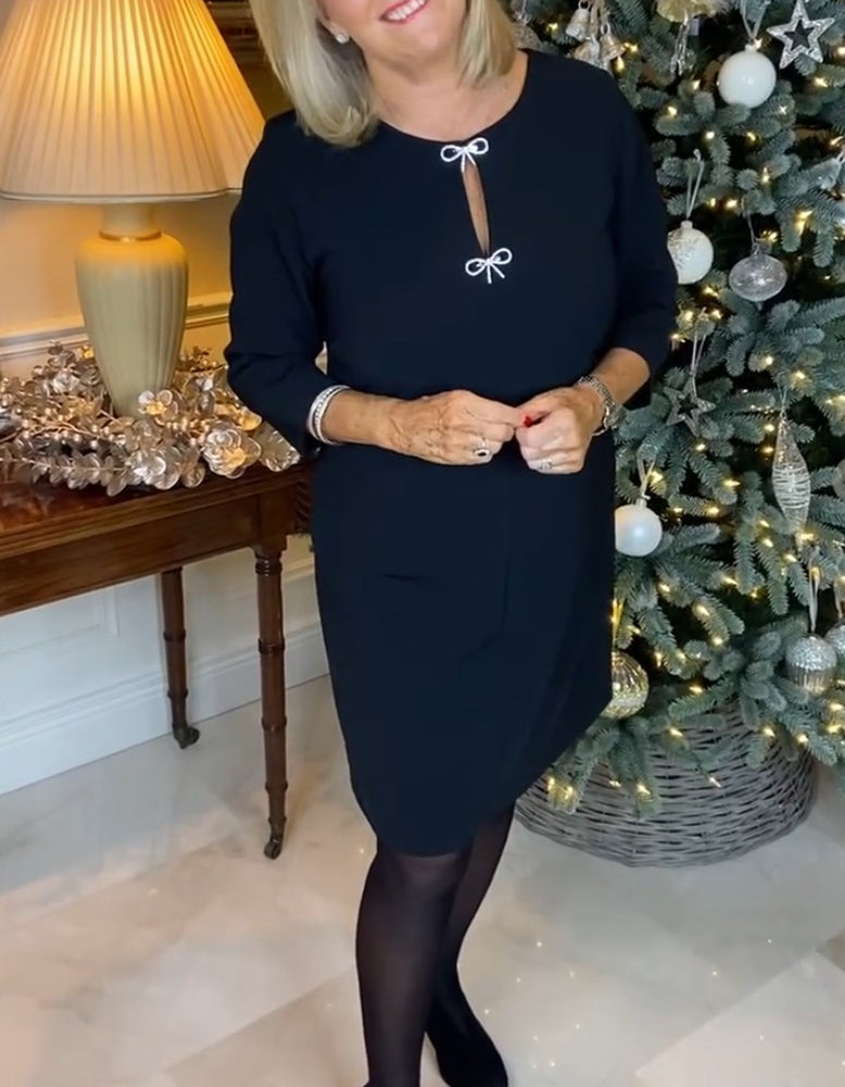 Enkel enfärgad klänning med rund hals