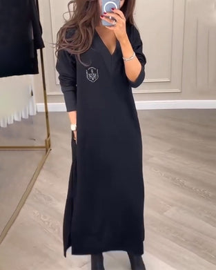 Elegant klänning med v-ringad sidosprund