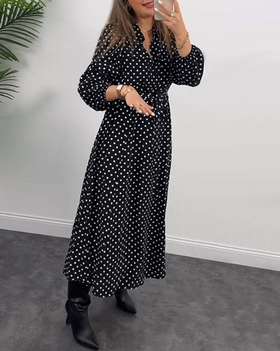 Elegant klänning med pricktryck