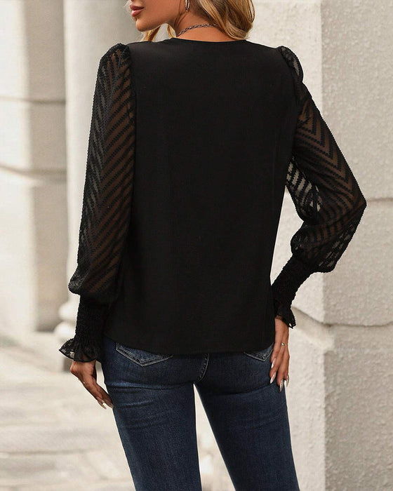 Elegant topp med spetspanelärmar