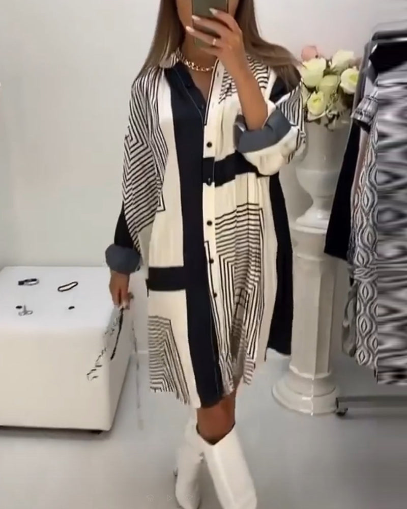 Klänning med knappar och tryck