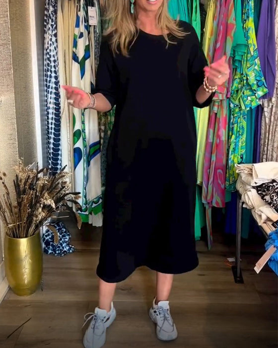 Enfärgad klänning med rund halsringning