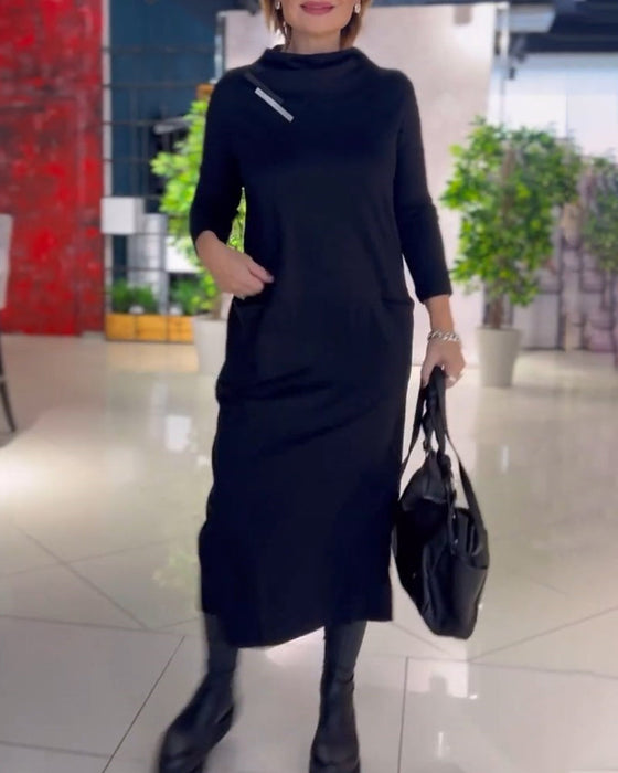 Enfärgad Klänning Med Rund Hals Och Fickor