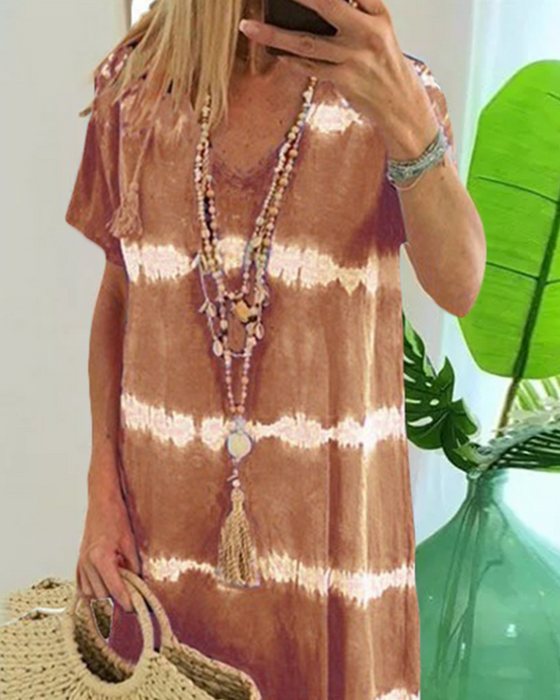 Kortärmad klänning med tie-dye tryck