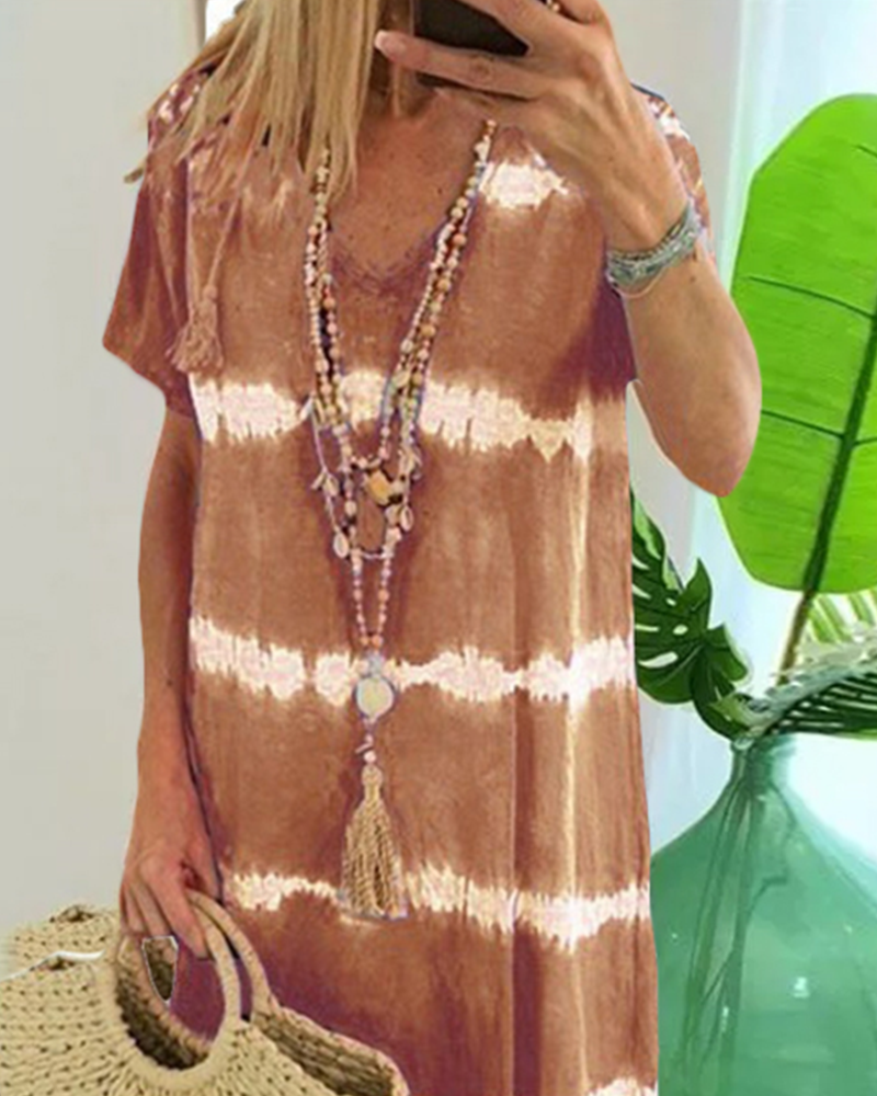 Kortärmad klänning med tie-dye tryck