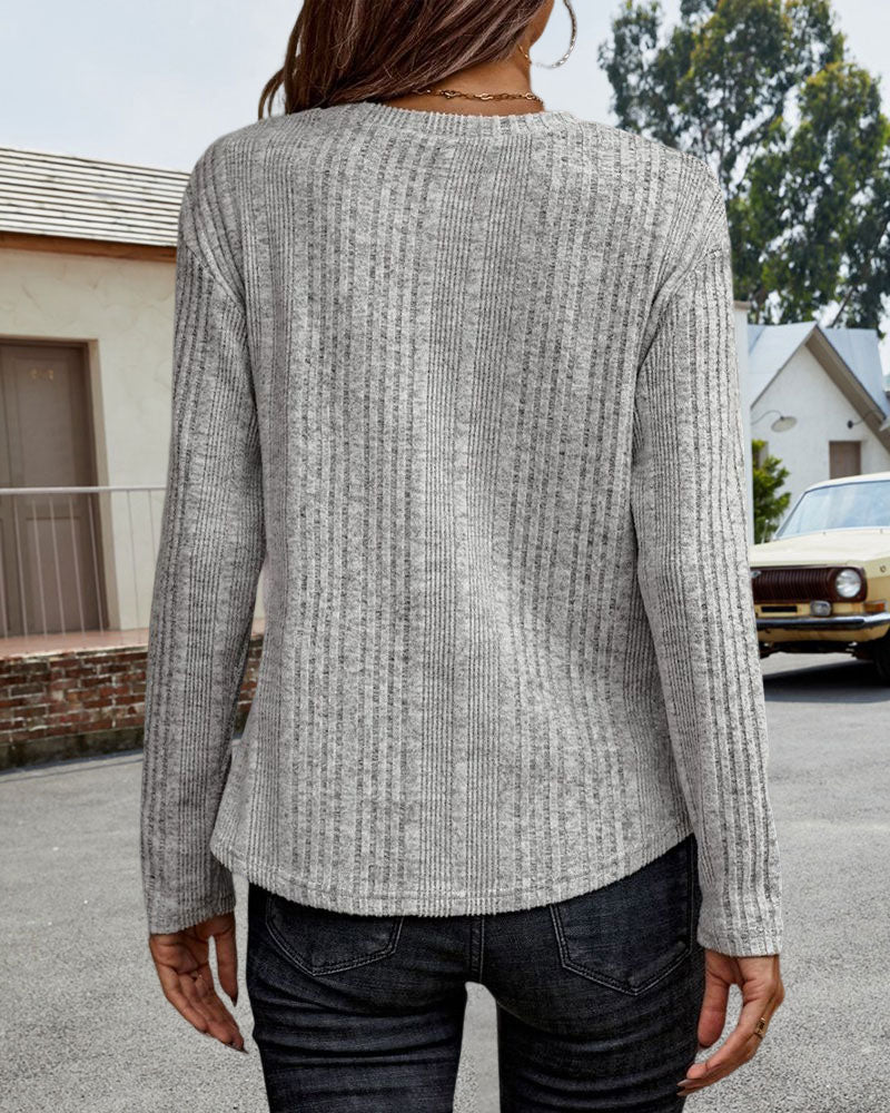 Enfärgad topp med rund halsringning och knappar