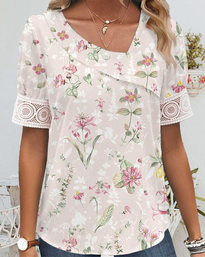 Topp med korta ärmar och blommönster
