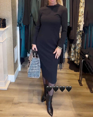 Elegant enfärgad klänning med slits i sidan