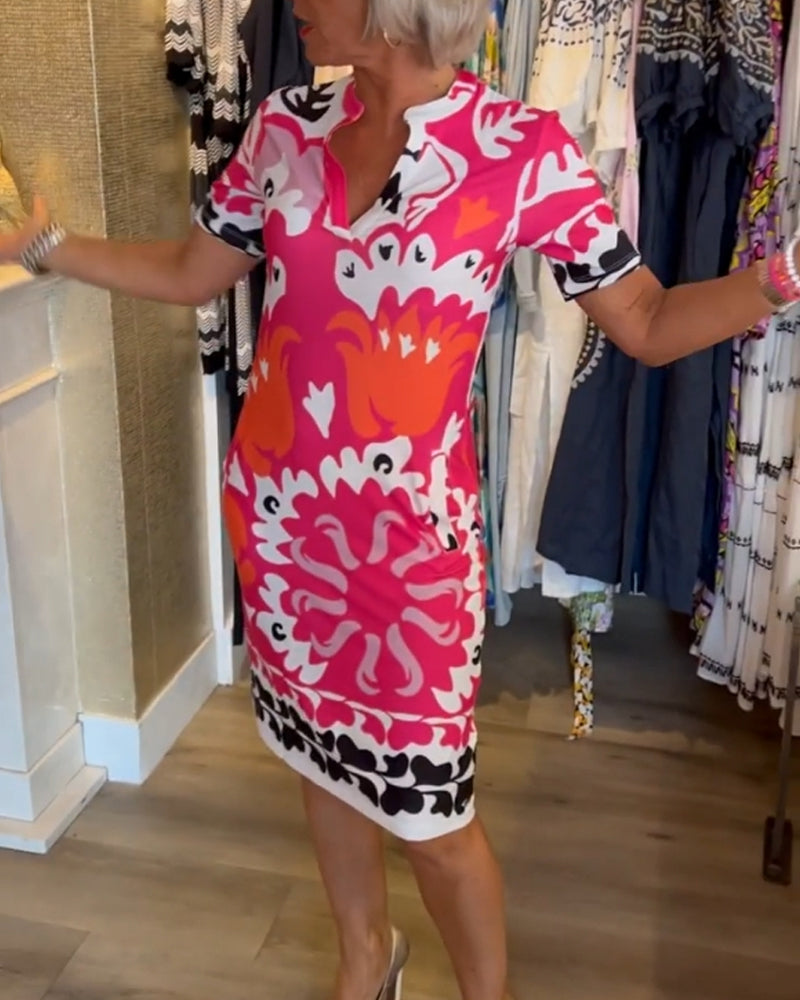 Kortärmad v-ringad klänning med tryck