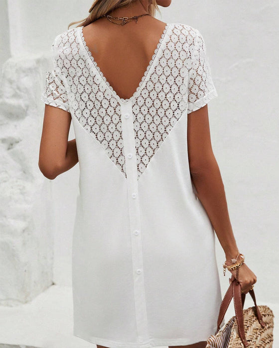 Klänning med rund halsringning och lapptäcke i ryggen