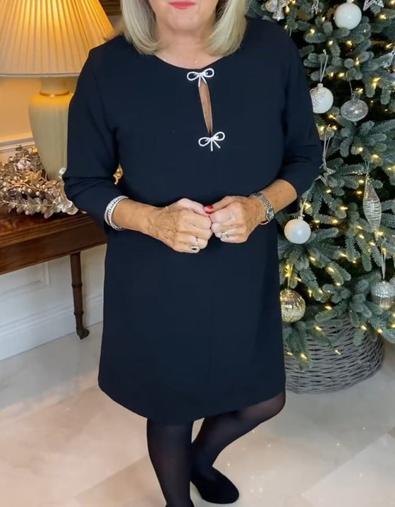 Enkel enfärgad klänning med rund hals