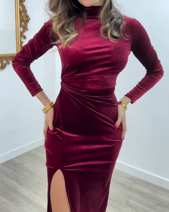 Elegant sammetsklänning med slits i sidan