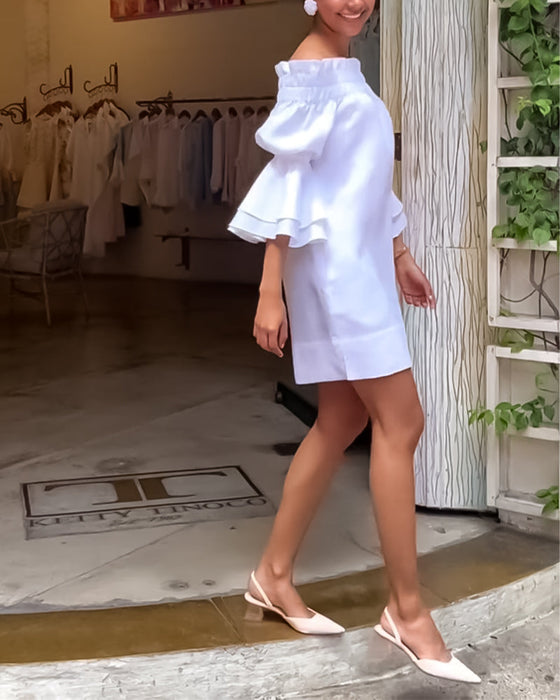 Klänning med utsvängd ärm och en axel