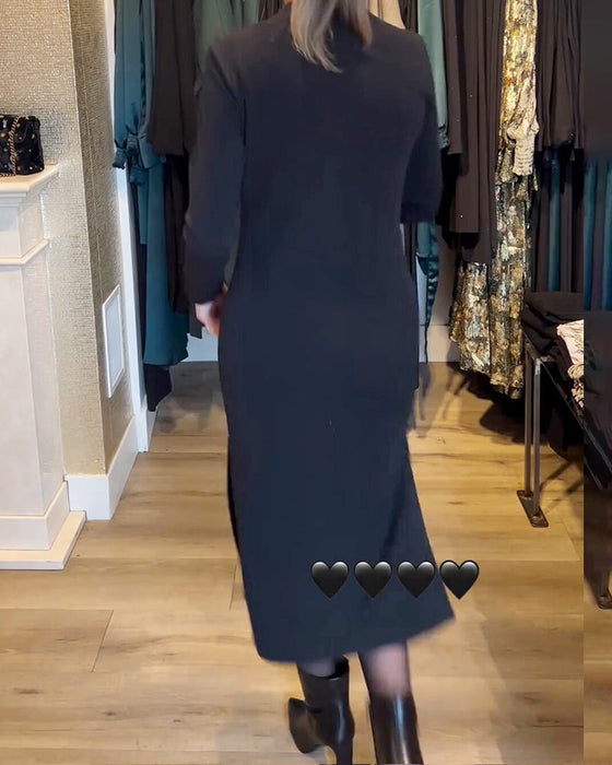 Elegant enfärgad klänning med slits i sidan