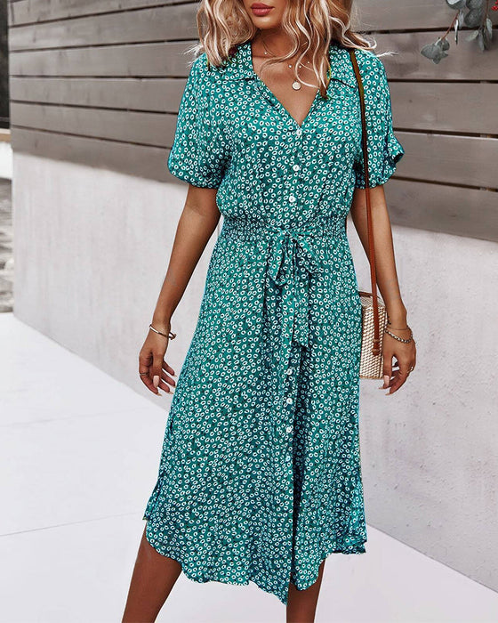 Klänning med korta ärmar, napp i midjan och blommönster