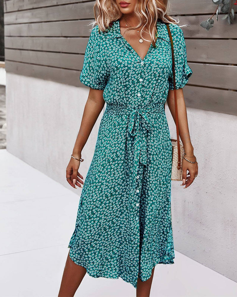 Klänning med korta ärmar, napp i midjan och blommönster