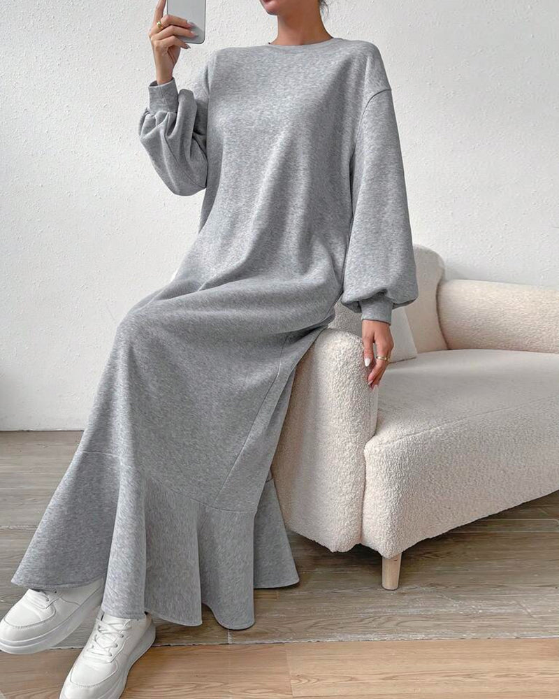 Lös klänning med långa ärmar och fickor