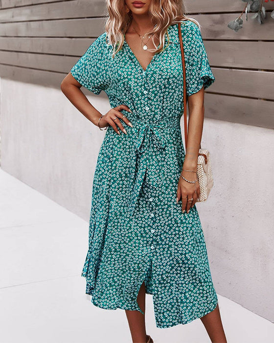 Klänning med korta ärmar, napp i midjan och blommönster