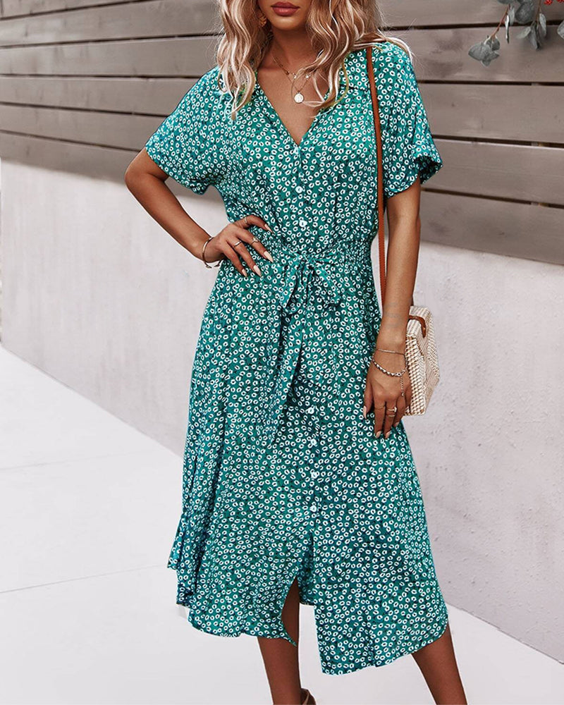 Klänning med korta ärmar, napp i midjan och blommönster