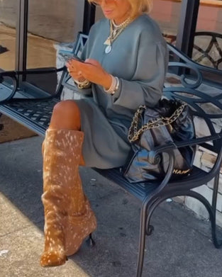 Enfärgad elegant klänning med rund hals