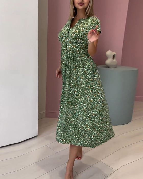 Kortärmad klänning med V-ringning och tryck