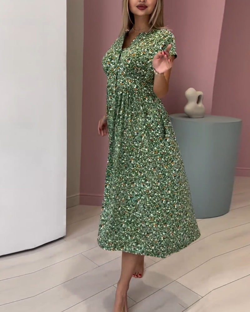 Kortärmad klänning med V-ringning och tryck