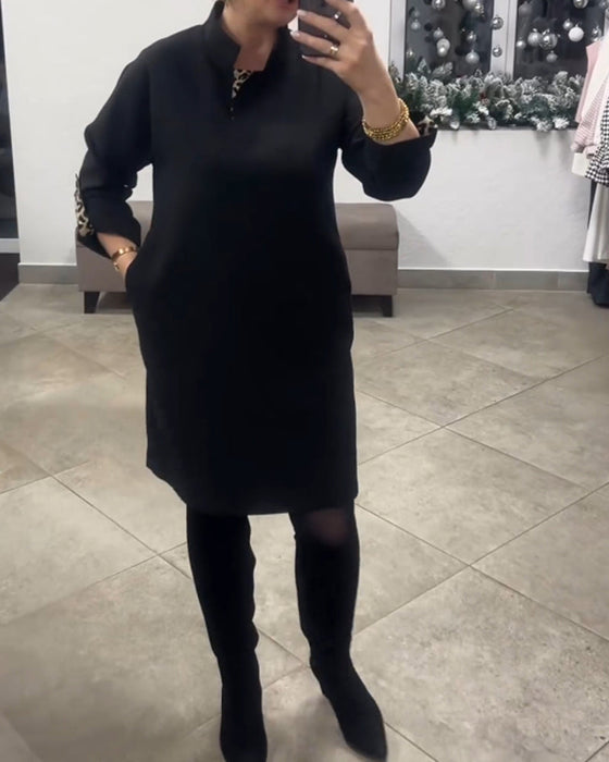 Enfärgad klänning med stående krage