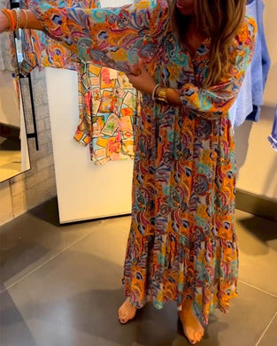 Lång klänning med A-linjetryck och V-ringning