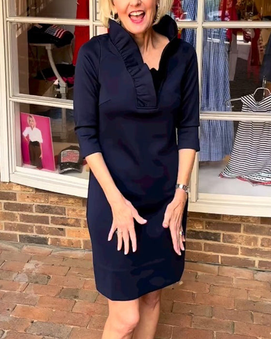 Enfärgad klänning med svampkrage