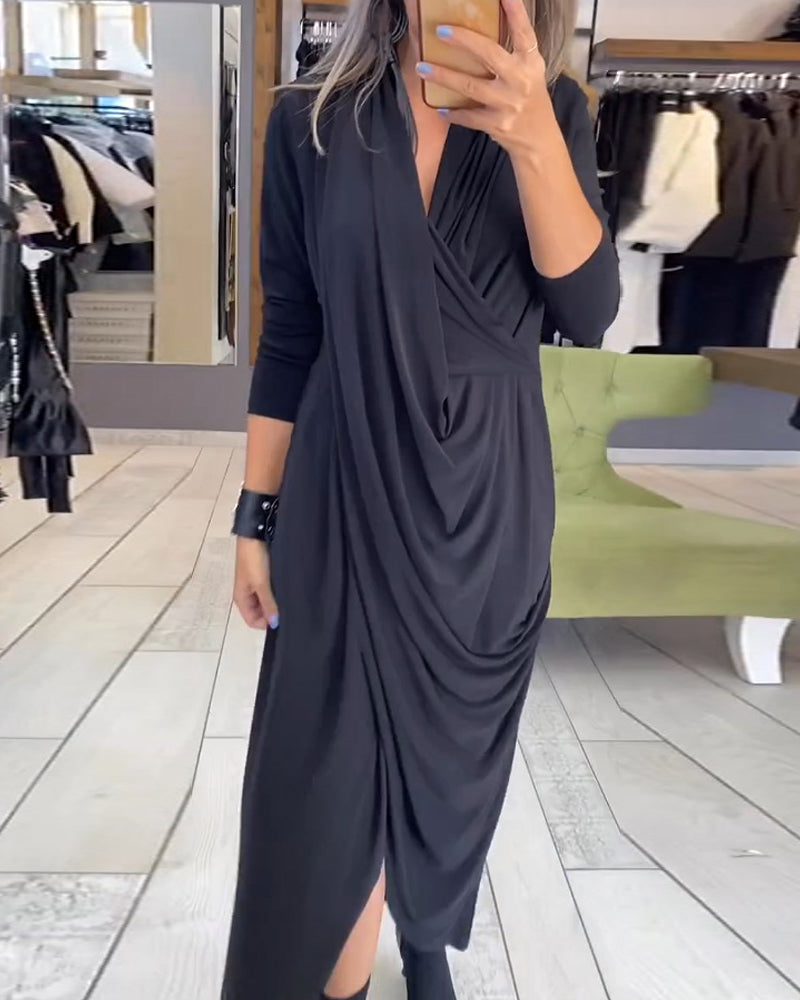 Elegant veckad enfärgad klänning