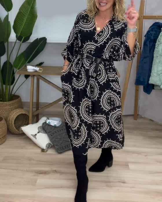 Klänning med V-ringning och långa ärmar